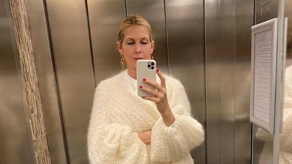 Kelly Rutherford's Style Lessons for Mastering the Art of Mirror Selfies