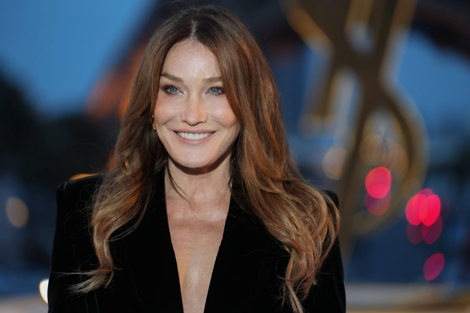 In her long, tight velvet dress, Carla Bruni proves that she is the queen of fashion